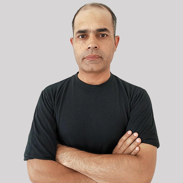 صورة لفنّي تركيب في شركة سينكرو