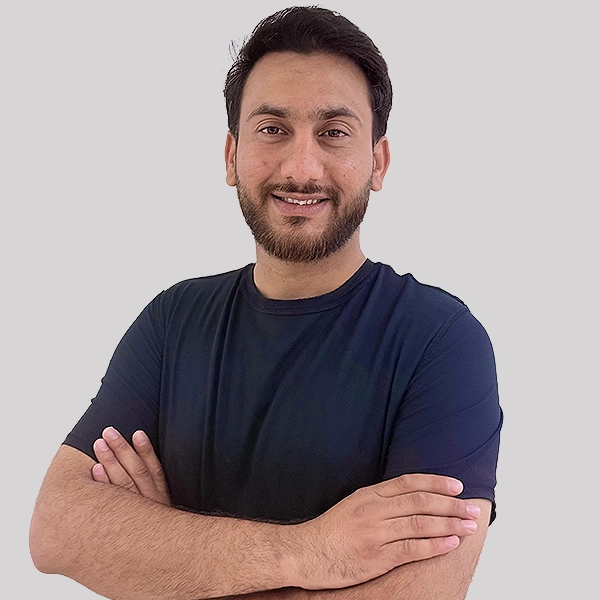 صورة لفنّي تركيب في شركة سينكرو