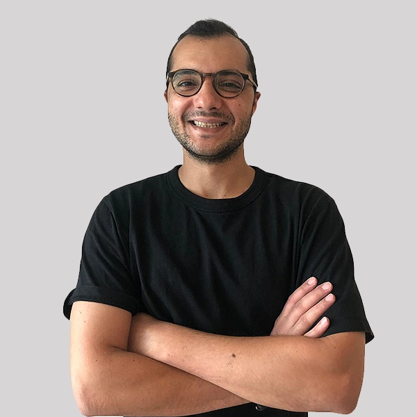 صورة لمهندس ذكاء اصطناعي في شركة سينكرو